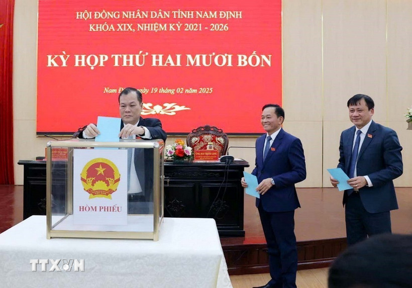 Các đại biểu bỏ phiếu bầu bổ sung chức danh Ủy viên UBND tỉnh Nam Định, nhiệm kỳ 2021-2026. (Ảnh: Thái Thuần/TTXVN)