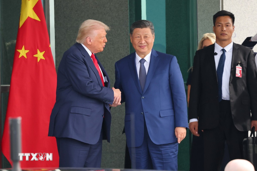 Tổng thống Mỹ Donald Trump (trái) trong cuộc hội đàm với Chủ tịch Trung Quốc Tập Cận Bình (thứ 2, phải) tại Busan, Hàn Quốc. Ảnh: Yonhap/TTXVN