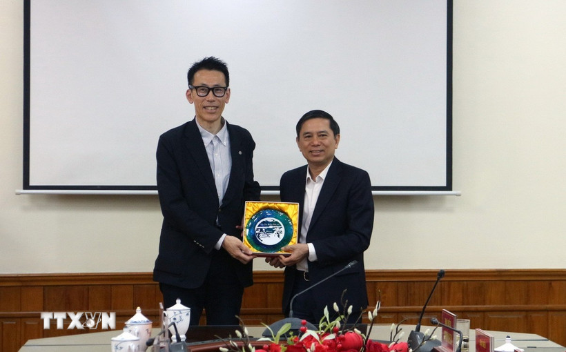 Ủy ban Nhân dân tỉnh Hà Nam tặng quà lưu niệm cho đoàn. (Ảnh: Nguyễn Chinh/TTXVN)