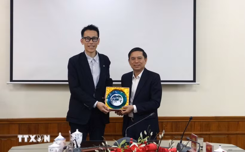 Ủy ban Nhân dân tỉnh Hà Nam tặng quà lưu niệm cho đoàn. (Ảnh: Nguyễn Chinh/TTXVN)