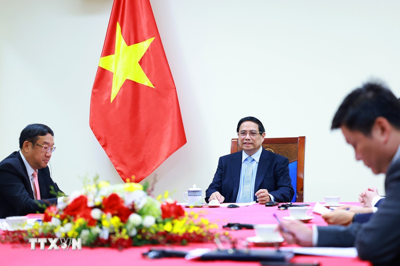 Thủ tướng Phạm Minh Chính điện đàm với Thủ tướng Malaysia Anwar Ibrahim. (Ảnh: Dương Giang/TTXVN)