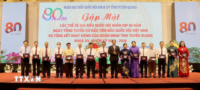 Phó Chủ tịch Quốc hội Trần Quang Phương phát biểu tại buổi gặp mặt. (Ảnh: Hoàng Hải/TTXVN)