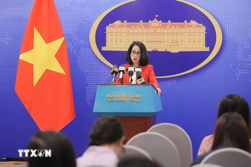 Người phát ngôn Bộ Ngoại giao Phạm Thu Hằng trả lời câu hỏi của các cơ quan báo chí trong nước và quốc tế. (Ảnh: An Đăng/TTXVN)