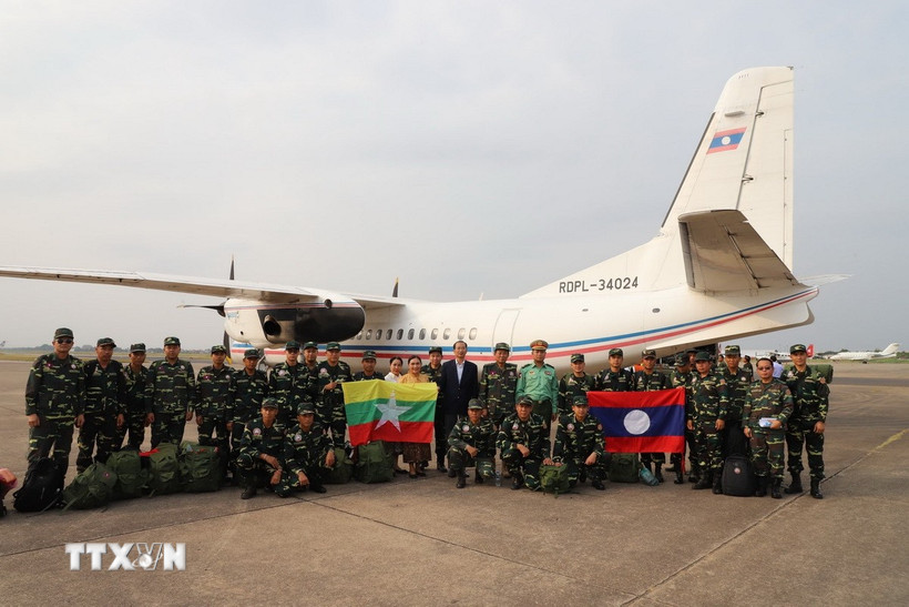 Đoàn công tác chụp ảnh trước khi lên máy bay. (Ảnh: TTXVN phát)