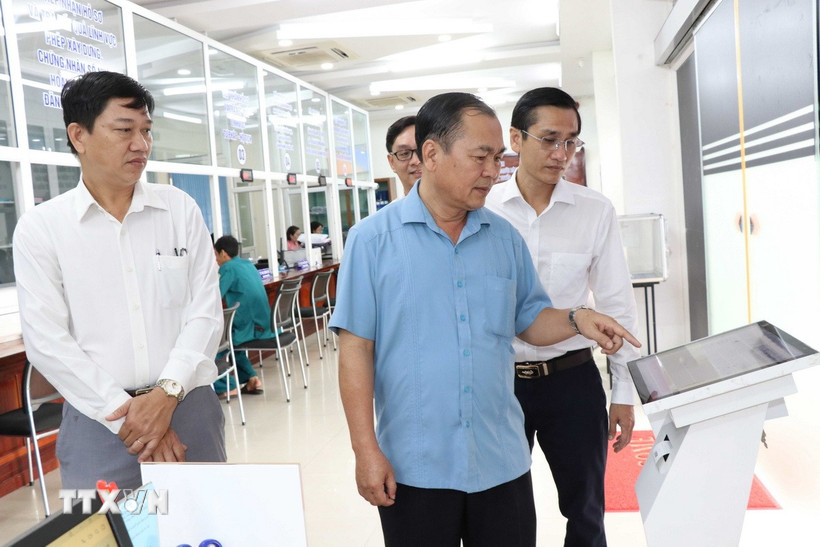 Phó Chủ nhiệm Ủy ban Kiểm tra Trung ương Lê Văn Thành kiểm tra Trung tâm phục vụ hành chính công phường Trà Vinh. (Ảnh: Thanh Hòa/TTXVN)