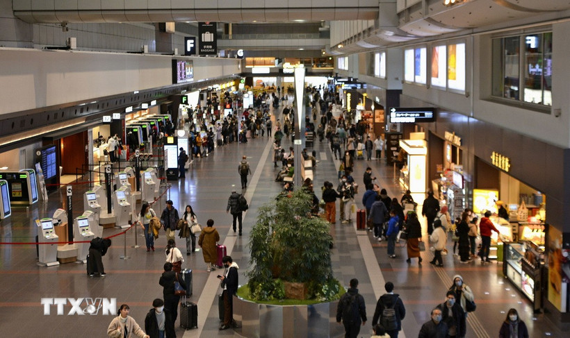 Hành khách tại sân bay Haneda ở thủ đô Tokyo, Nhật Bản. (Ảnh: Kyodo/TTXVN)
