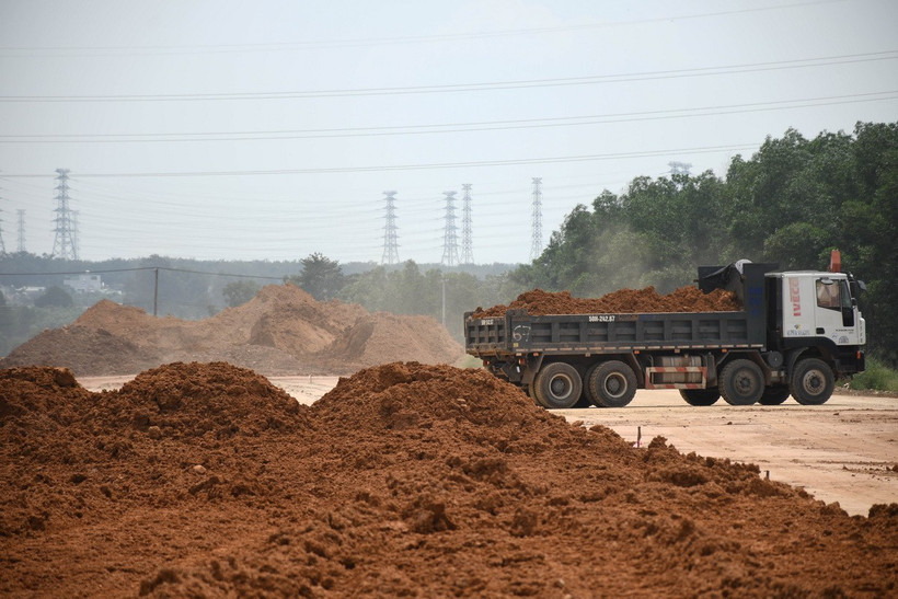Tập kết đất đắp phục vụ cao tốc Biên Hòa-Vũng Tàu. (Ảnh: Công Phong/TTXVN)