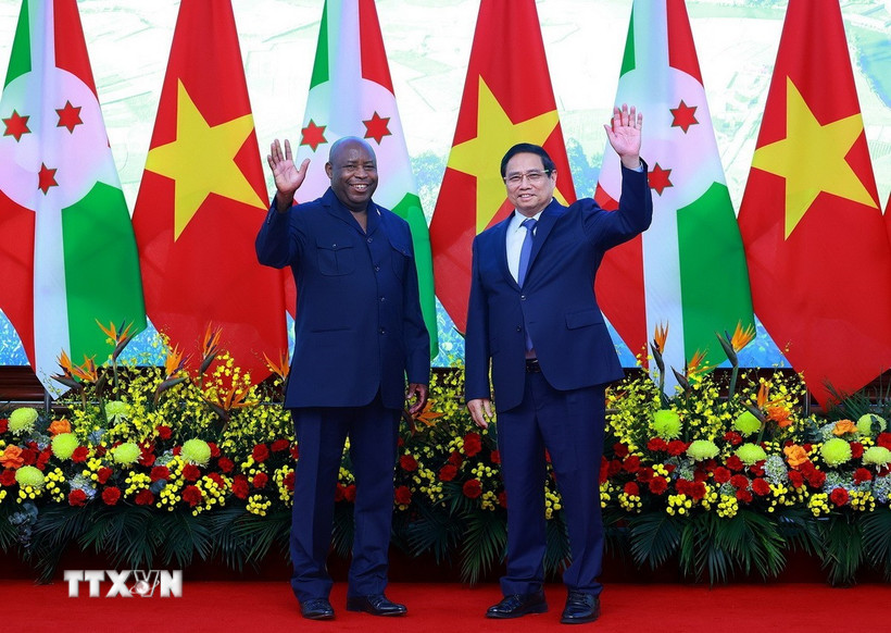 Thủ tướng Phạm Minh Chính hội kiến Tổng thống Burundi Évariste Ndayishimiye. (Ảnh: Dương Giang/TTXVN)