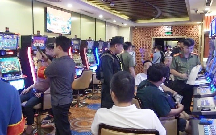 Lực lượng chức năng đột kích "ổ đánh bạc" King Club. (Ảnh: Công an cung cấp)