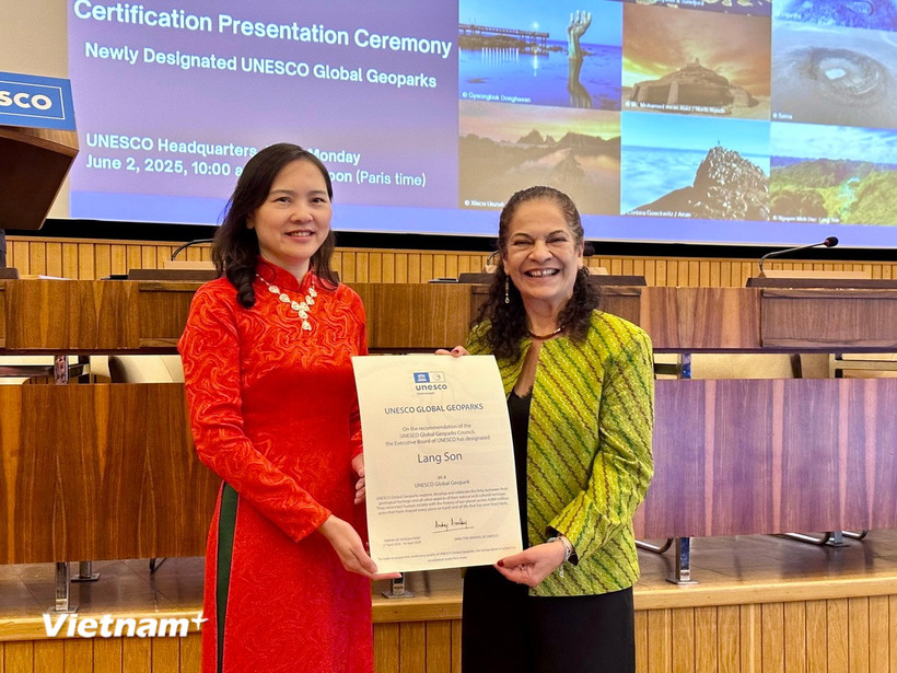 Bà Lidia Brito, Trợ lý Tổng Giám đốc UNESCO phụ trách Khoa học tự nhiên, trao cho Đại sứ Nguyễn Thị Vân Anh, Trưởng Phái đoàn thường trực Việt Nam bên cạnh UNESCO, Bằng công nhận trao Công viên địa chất Lạng Sơn của Việt Nam là Công viên địa chất toàn cầu UNESCO. (Ảnh : Thu Hà/Vietnam+)