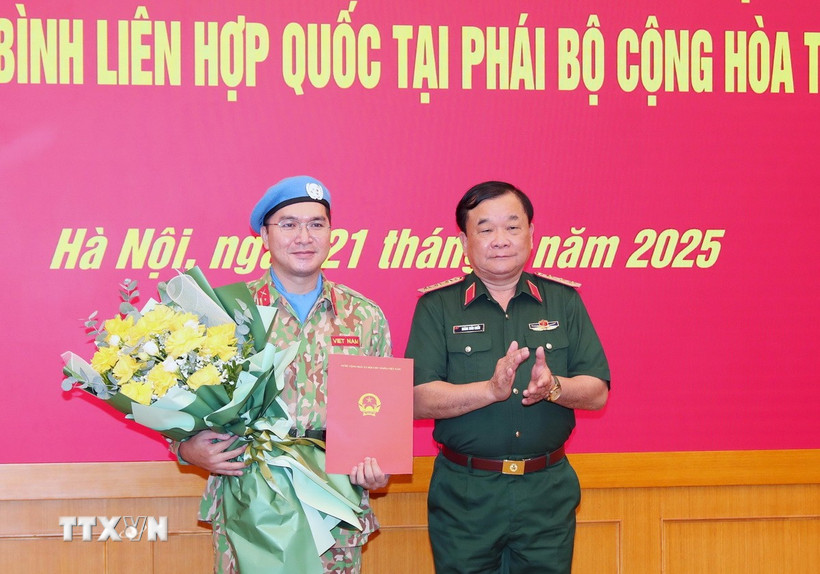 Thượng tướng Hoàng Xuân Chiến, Thứ trưởng Bộ Quốc phòng, trao Quyết định của Chủ tịch nước cử Thiếu tá Sử Tấn Phi Long tham gia hoạt động gìn giữ hòa bình Liên hợp quốc. (Ảnh: Trọng Đức/TTXVN)