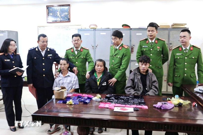 Từ trái sang các đối tượng gồm: Châu Văn Cường, Sầm Thị Hiền và Lô Văn Tuấn và tang vật tại cơ quan công an. (Ảnh: TTXVN phát)