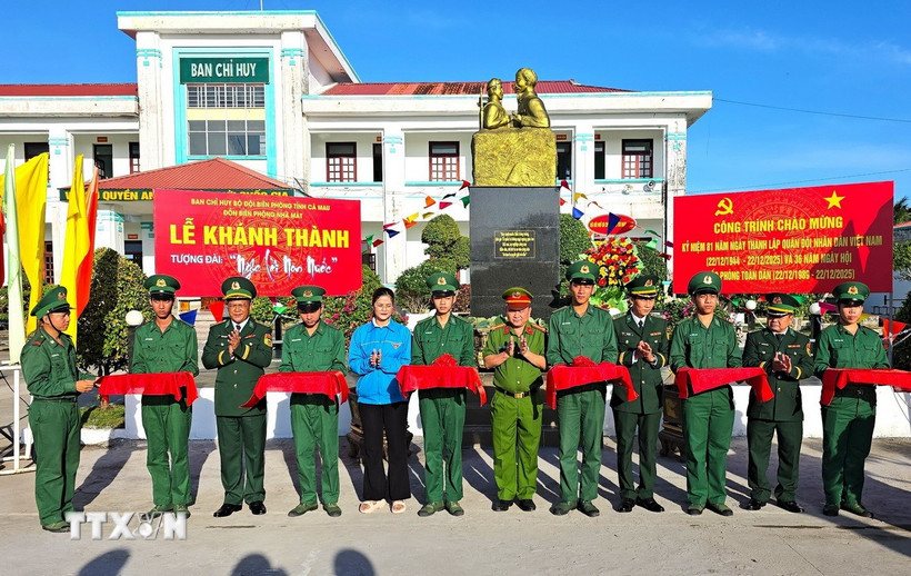 Khánh thành tượng đài Bác Hồ với chiến sỹ Biên phòng tại đồn Biên phòng Nhà Mát, Cà Mau. (Ảnh: TTXVN phát)