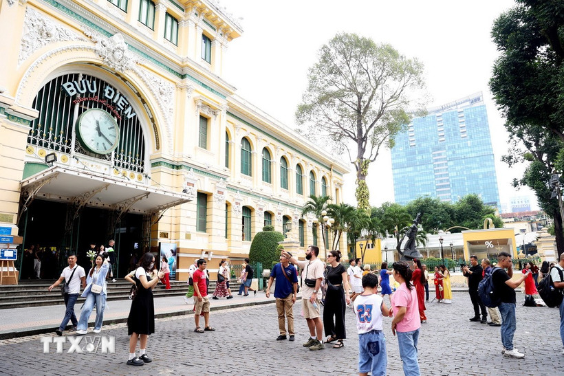 Bưu điện Trung tâm Thành phố Hồ Chí Minh luôn thu hút khách du lịch trong nước và quốc tế. (Ảnh: Hồng Đạt/TTXVN)