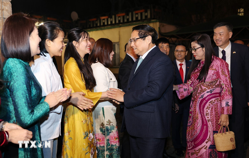 Thủ tướng Phạm Minh Chính và Phu nhân với cán bộ, nhân viên Đại sứ quán, đại diện cộng đồng người Việt Nam tại Cộng hòa Séc. (Ảnh: Dương Giang/TTXVN)