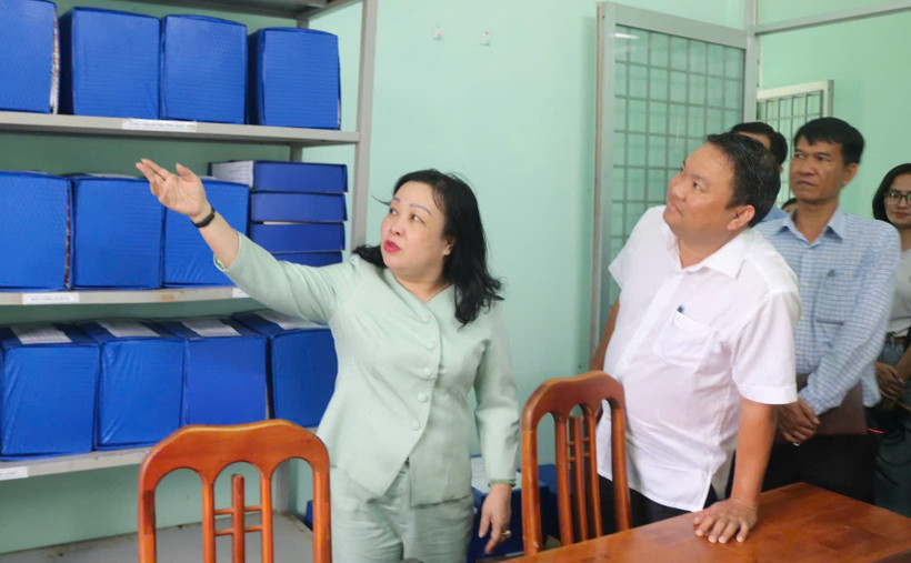 Bà Cao Thị Hòa An, Bí thư Tỉnh ủy, Chủ tịch Hội đồng Nhân dân tỉnh Phú Yên kiểm tra công tác lưu trữ hồ sơ tài liệu tại phường Xuân Đài. (Nguồn: Báo Phú Yên)