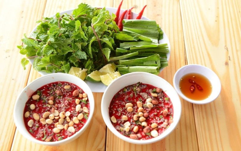 Tiết canh chứa rất nhiều mầm bệnh.