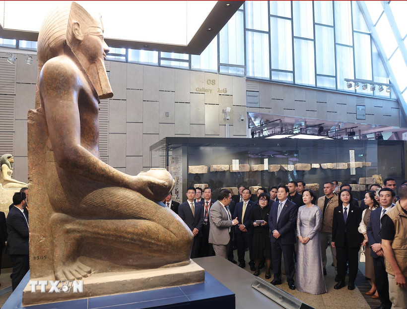 Chủ tịch nước Lương Cường và Phu nhân cùng các đại biểu tham quan Đại Bảo tàng Ai Cập. (Ảnh: Lâm Khánh/TTXVN)