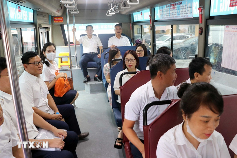 Đưa đón cán bộ, công chức đi làm. (Ảnh: Hoàng Ngọc/TTXVN)