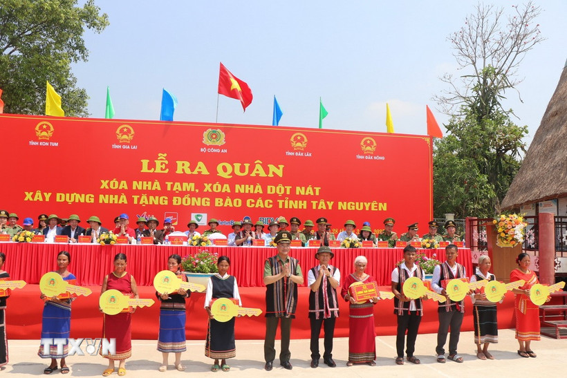 Trung tướng Phạm Thế Tùng, Thứ trưởng Bộ Công an, trao chìa khóa tượng trưng và quà của Bộ trưởng Bộ Công an cho các hộ gia đình thuộc diện xóa nhà tạm, dột nát của tỉnh Kon Tum. (Ảnh: Cao Nguyên/TTXVN)