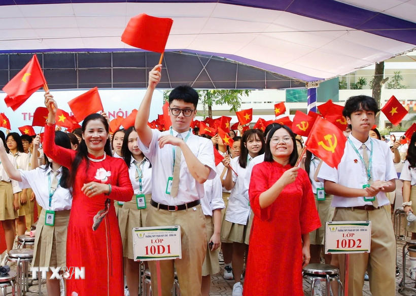 Thầy, trò Trường THPT Phan Huy Chú tại lễ khai giảng năm học mới. (Ảnh: TTXVN phát)