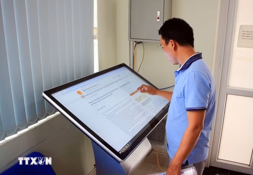 Ứng dụng khoa học công nghệ vào phục vụ giải quyết các thủ tục hành chính tại cấp xã, phường ở tỉnh Quảng Trị. (Ảnh: TTXVN phát)