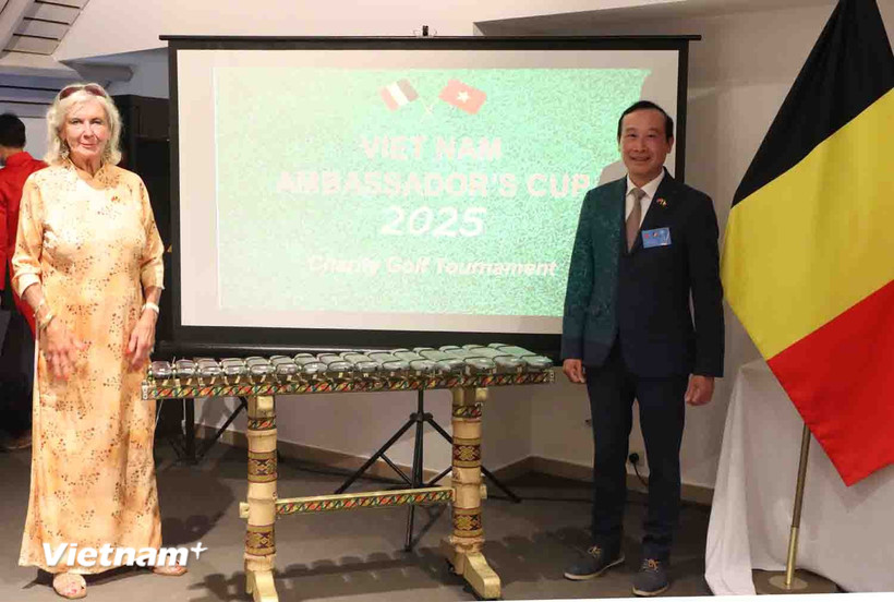 Đại sứ Việt Nam tại Bỉ và EU Nguyễn Văn Thảo và bà Chris Geyskens, Chủ tịch Chi nhánh Bỉ của Hội quốc tế nạn nhân chất độc da cam Việt Nam - Hội An, tại tiệc tổng kết và trao giải. (Ảnh : Hương Giang/Vietnam+)