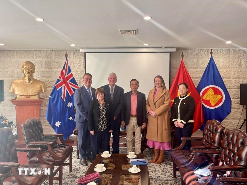 Đại sứ Việt Nam tại Australia Phạm Hùng Tâm (thứ ba từ phải sang) tiếp Thị trưởng Thành phố Cockburn Logan K. Howlett. (Ảnh: TTXVN phát)