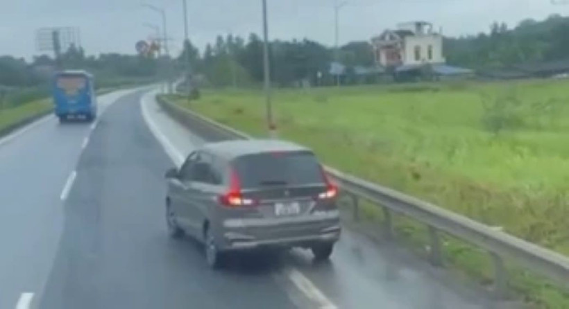 Chị L.T.T.H lùi xe trên cao tốc Thái Nguyên-Hà Nội ngày 22.6. (Ảnh: Mạng xã hội)