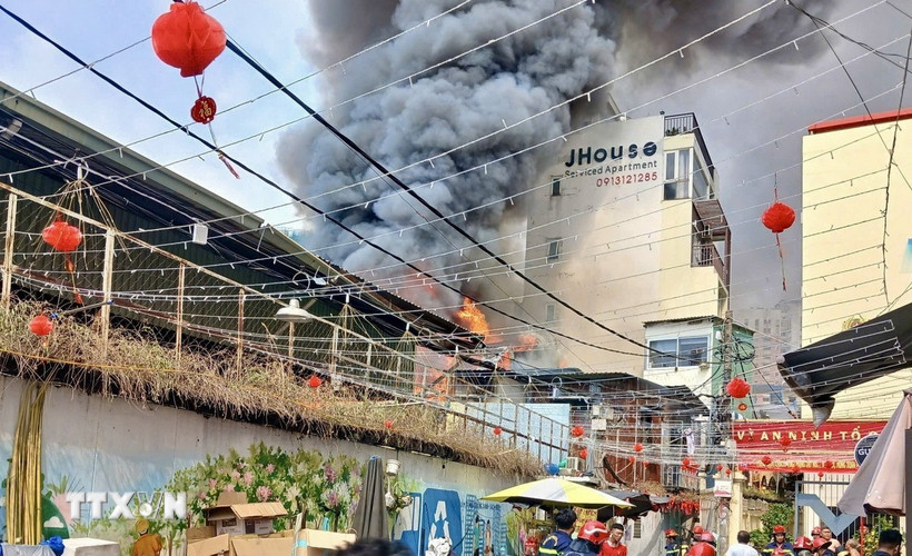 Lực lượng Cảnh sát Phòng cháy chữa cháy và cứu nạn, cứu hộ Thành phố Hồ Chí Minh tích cực dập tắt đám cháy. (Ảnh: TTXVN phát)