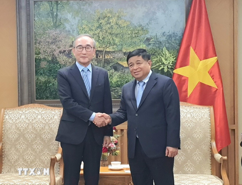  Thêm thẻ Chú thích Phó Thủ tướng Nguyễn Chí Dũng tiếp Chủ tịch Tập đoàn Korea Telecom Young Shub Kim. (Ảnh: Chu Thanh Vân/TTXVN)