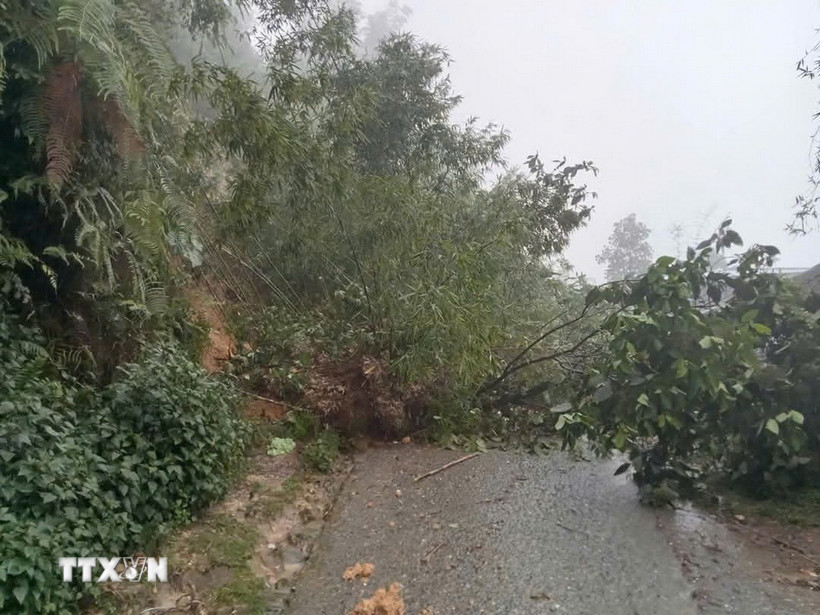  Thêm thẻ Chú thích Sạt lở taluy dương trên tuyến đường từ trung tâm xã Tả Van đến các thôn Séo Mý Tỷ, Dền Thàng (thị xã Sa Pa, Lào Cai). (Ảnh: TTXVN phát)