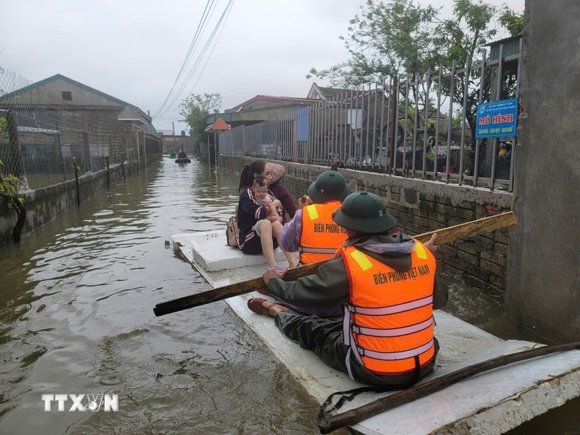 Thời tiết ngày 1/11: Vùng núi Bắc Bộ trời rét, từ Hà Tĩnh đến Đà Nẵng vẫn mưa to Bộ đội Biên phòng Hà Tĩnh hỗ trợ di dời người dân ra khỏi vùng ngập lụt. (Ảnh: Hoàng Ngà/TTXVN)
