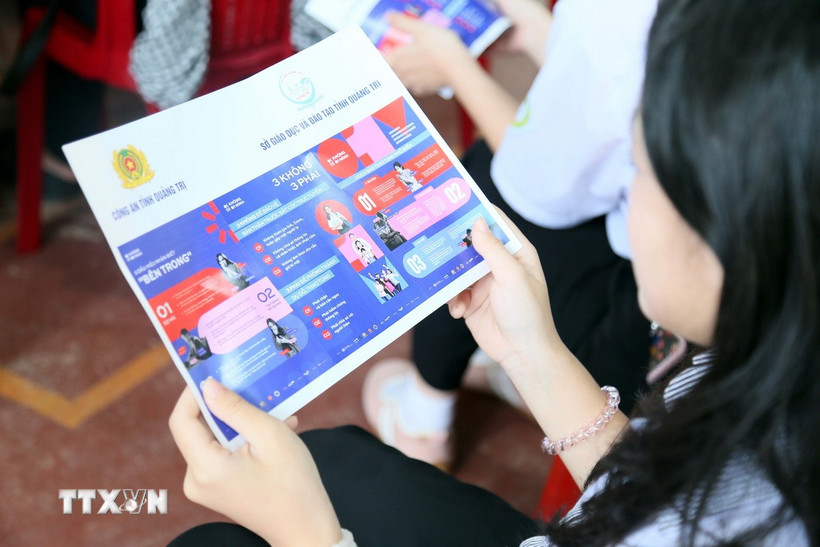 Học sinh tiếp thu các kiến thức, kỹ năng nhận diện các nguy cơ, rủi ro trên không gian mạng từ Chiến dịch “Không một mình - Cùng nhau an toàn trực tuyến.” (Ảnh: Tá Chuyên/TTXVN)