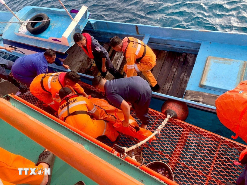 Lực lượng cứu hộ chuyển thi thể nạn nhân trong vụ cháy phà ngoài khơi đảo Sulawesi, Indonesia. (Ảnh: THX/TTXVN)