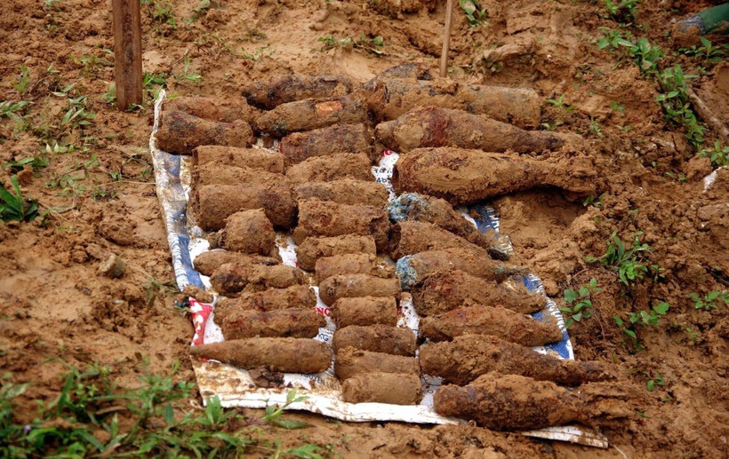 Vật liệu nổ được lực lượng Công binh, Bộ Chỉ huy Quân sự tỉnh Quảng Trị phát hiện và xử lý an toàn tại thôn Vĩnh An, xã Cam Hiếu, huyện Cam Lộ. (Ảnh: TTXVN phát)