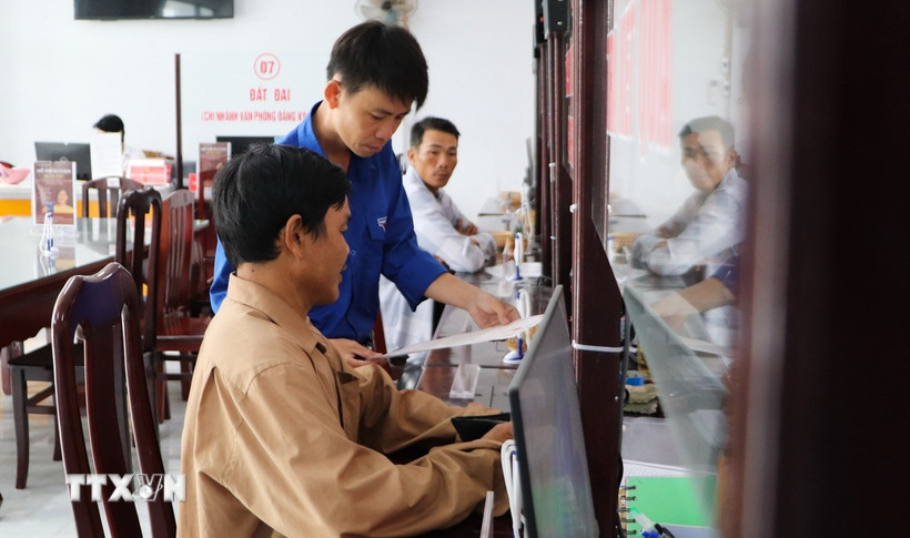 Đoàn viên xã Hỏa Lựu, Cần Thơ, hỗ trợ người dân tại Trung tâm phục vụ hành chính công. (Ảnh: Hồng Thái/TTXVN)