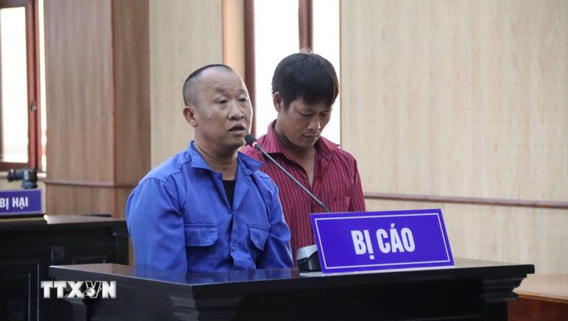 Hai bị cáo trong vụ án là Lê Văn Hỡi và Lê Văn Âu. (Ảnh: Huỳnh Sơn/TTXVN)