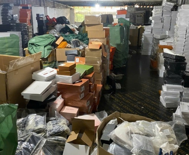 Các sản phẩm là phụ kiện thời trang giả mạo các nhãn hiệu. (Ảnh: Tổng cục Quản lý Thị trường)