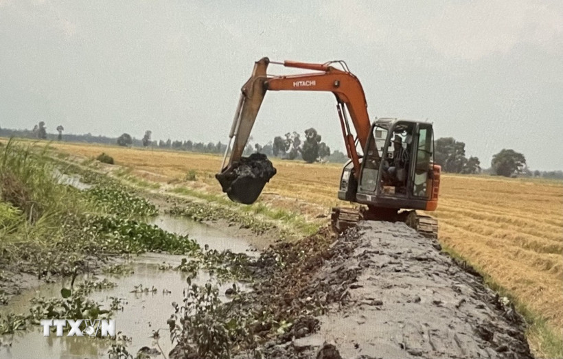 Nạo vét kênh mương nội đồng để đảm bảo nguồn nước ngọt tưới lúa. (Ảnh: Hồng Nhung/TTXVN)