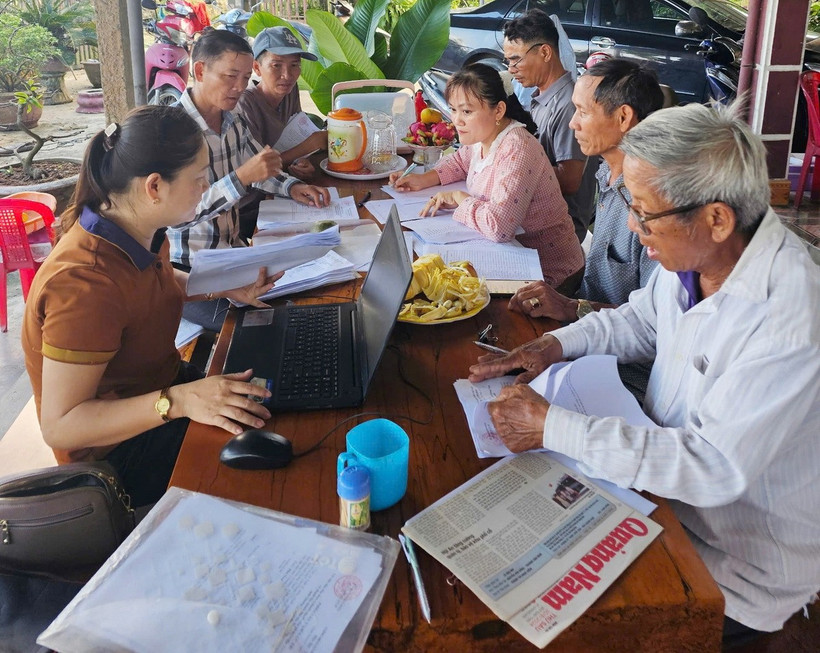 Tổ công tác thôn Phú Nam (xã Tam Xuân 2) tổ chức lấy ý kiến cử tri về phương án sắp xếp đơn vị hành chính cấp xã và hợp nhất tỉnh. (Nguồn: Báo Quảng Nam)