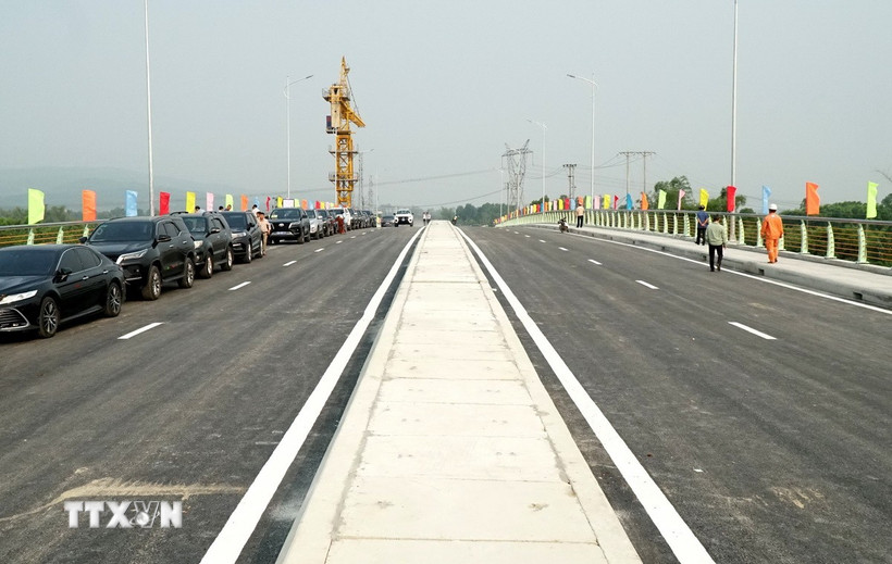 Dự án cầu Quảng Đà và đường dẫn đầu cầu có tổng chiều dài hơn 1,4km, quy mô 4 làn xe. (Ảnh: Quốc Dũng/TTXVN)