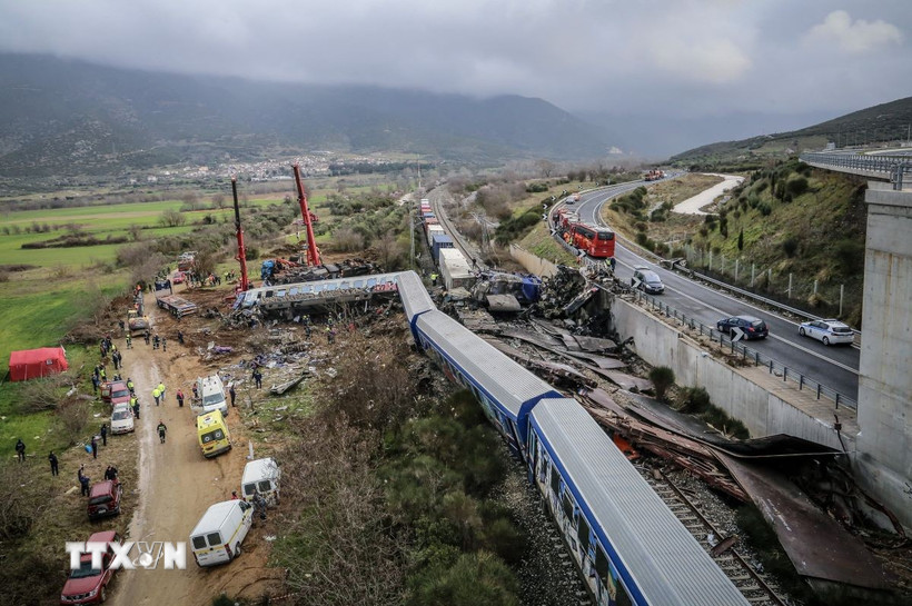 Hiện trường vụ va chạm giữa tàu khách và tàu hàng gần thành phố Larissa, Hy Lạp ngày 1/3/2023. (Ảnh: AFP/TTXVN)