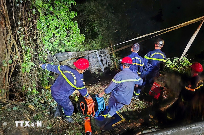 Lực lượng chức năng tổ chức cứu hộ tại hiện trường. (Ảnh TTXVN phát)