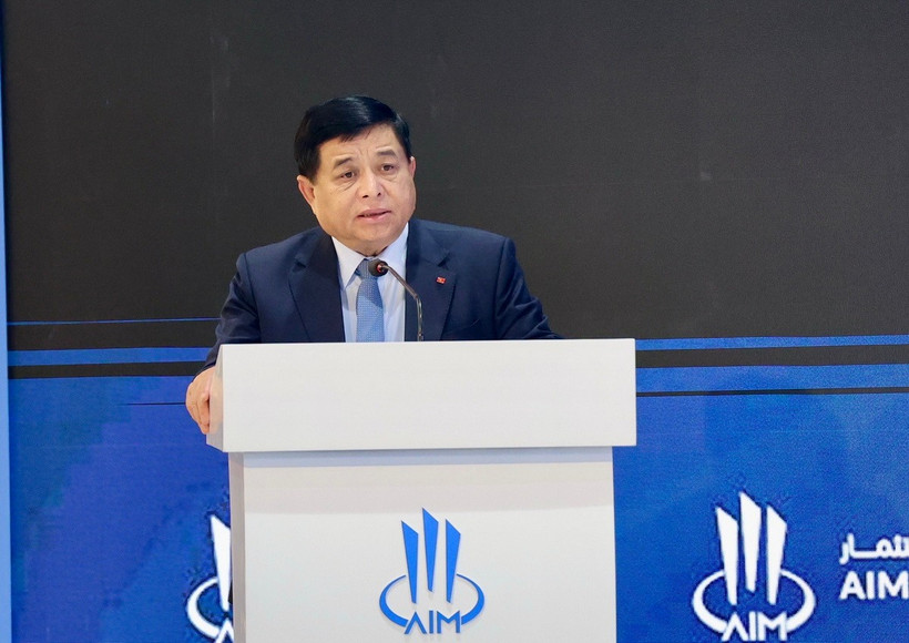 Phó Thủ tướng Nguyễn Chí Dũng phát biểu dẫn đề tại Hội nghị Đầu tư thường niên 2025 ở UAE. (Nguồn: Báo Chính phủ)