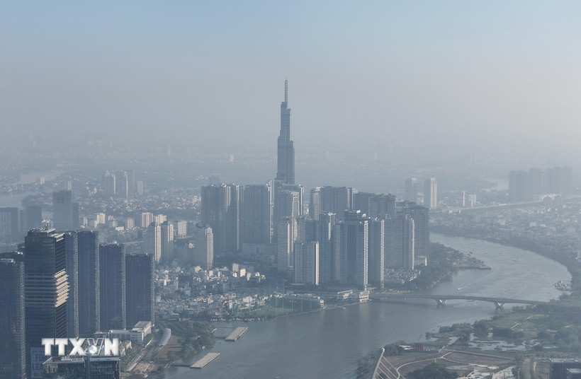 Ô nhiễm không khí khu vực trung tâm Thành phố Hồ Chí Minh. (Ảnh: Hồng Đạt/TTXVN)
