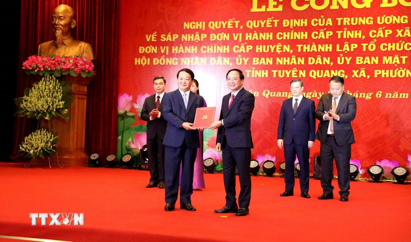 Thượng tướng Trịnh Văn Quyết (phải), Bí thư Trung ương Đảng, Chủ nhiệm Tổng cục Chính trị QĐND Việt Nam, trao Quyết định của Trung ương chỉ định chức danh Bí thư Tỉnh ủy Tuyên Quang (mới) cho ông Hầu A Lềnh. (Ảnh: Quang Cường/TTXVN)