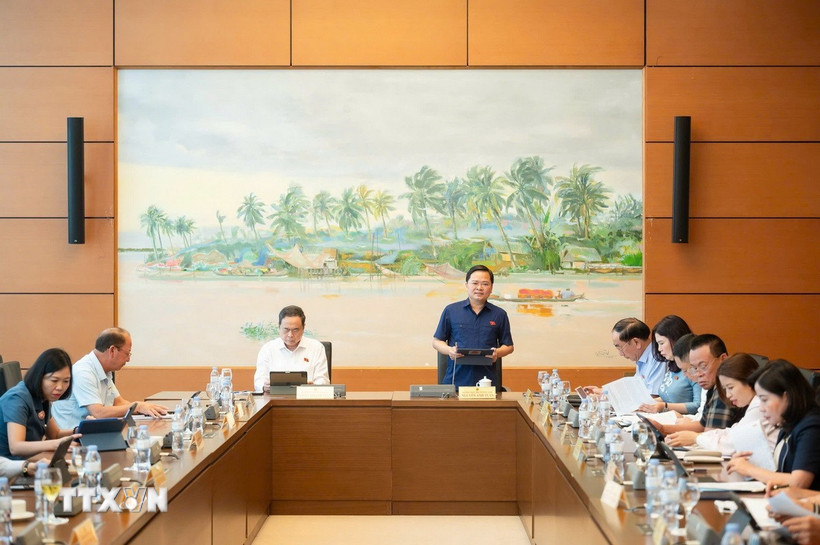 Đoàn Đại biểu Quốc hội các tỉnh Bắc Ninh, Hậu Giang, Đắk Lắk, Lào Cai thảo luận ở tổ. (Ảnh: Phương Hoa/TTXVN)