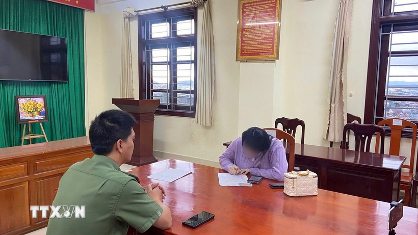 Cơ quan Công an tỉnh Lâm Đồng làm việc với 1 trong 6 trường hợp thông tin sự thật trên mạng xã hội về tình hình thiên tai tại Lâm Đồng. (Ảnh: TTXVN phát)