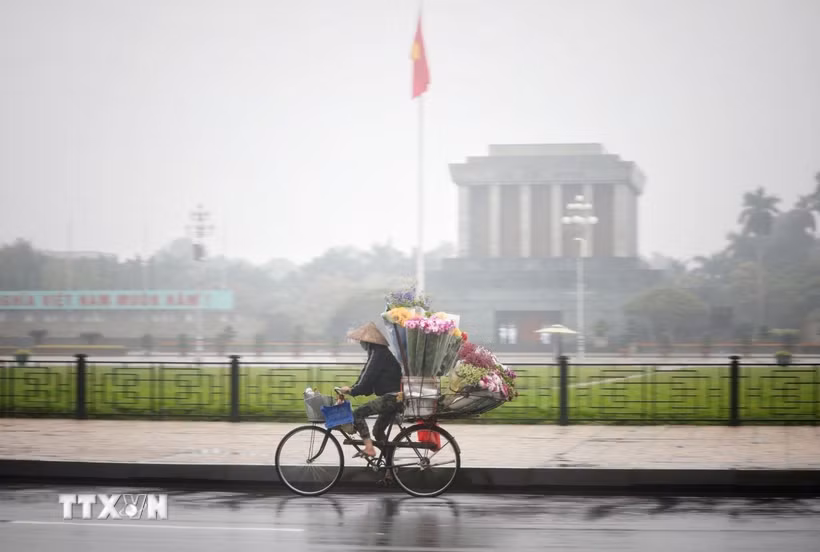 Sương mù dày đặc tại khu vực quảng trường Ba Đình. (Ảnh: Thành Đạt/TTXVN)